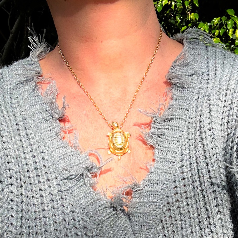 ✨VINTAGE✨ Gold plated sea turtle necklace. 18” chain with round clasp